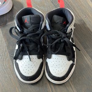 Toddler Air Jordan 1 Mid SE size 9